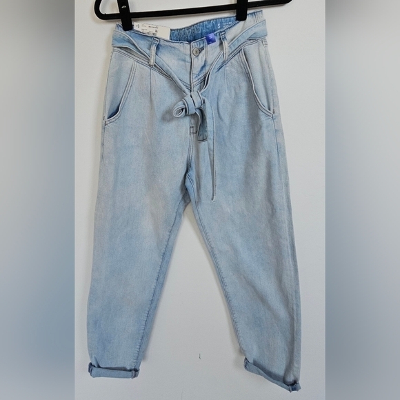 🆕️ Arizona Jeans High Rise Mom Jean Semi- Relaxed fit with tapered leg - Picture 1 of 9